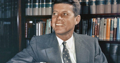 Заболевание Кеннеди "наградило" его характерными чертами лица и золотистым цветом кожи