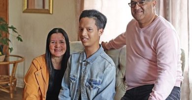 Обеспокоенные состоянием сына родители решили провести полное обследование и для диагностики поехали в Кейптаун, где в 2009 году и был поставлен точный диагноз - оссифицирующая прогрессирующая фибродисплазия.